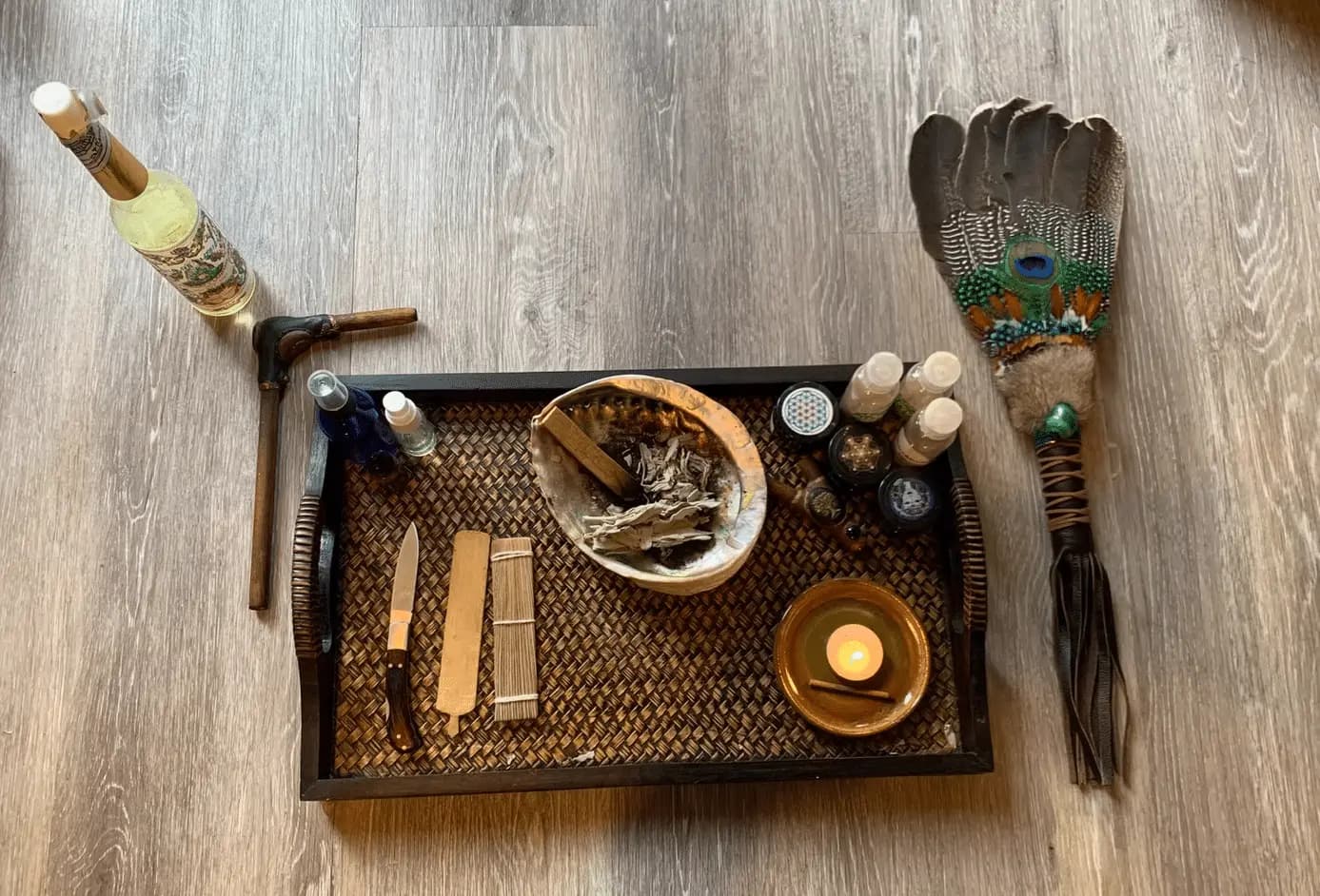 אלתאר אמזוני עם שרפים, מניפה מנוצות, אקווה דה פלורידה ומקל קמבו. הכנה לטיפול קמבו