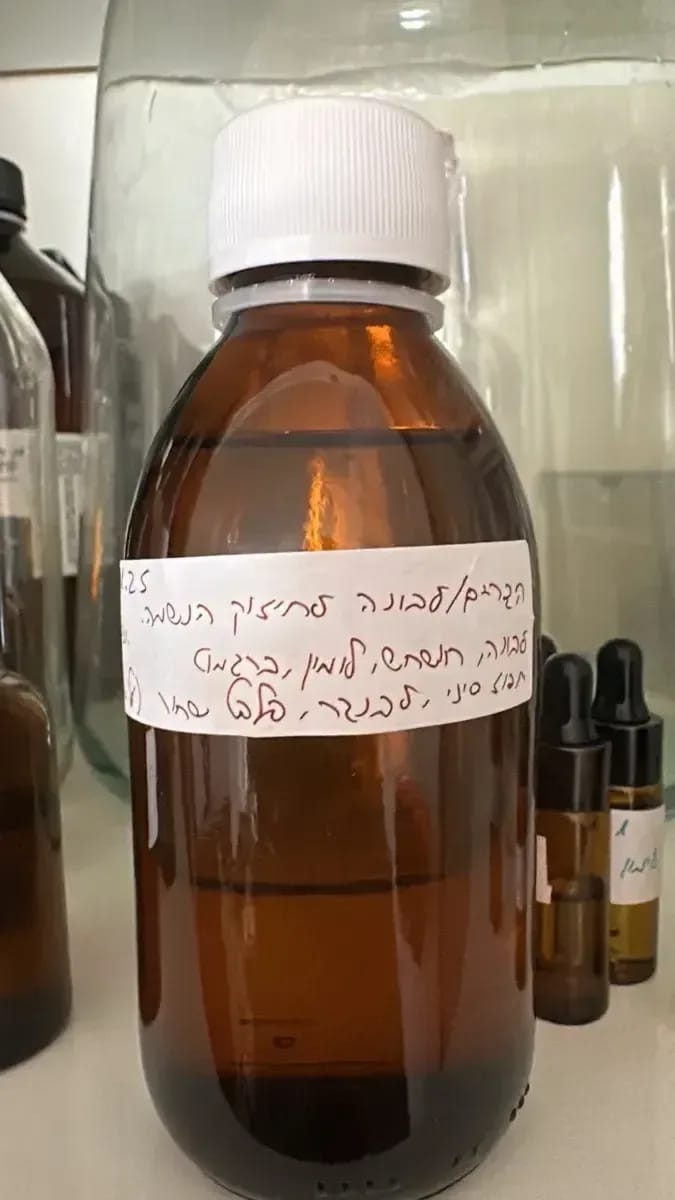 Hydrolat-Flaschen mit Tropfern