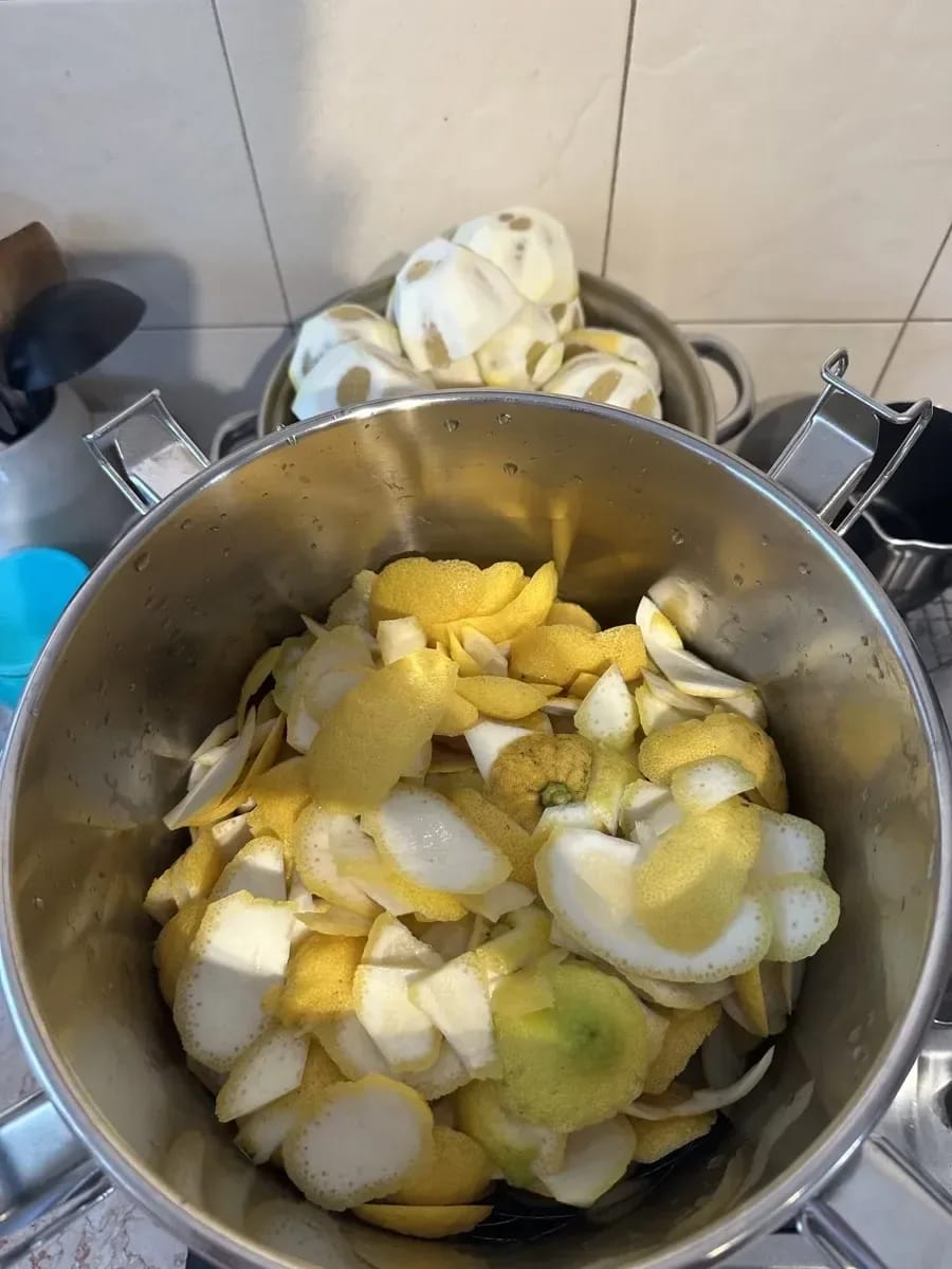 Zitronenschalen im Topf zur Herstellung ätherischer Öle